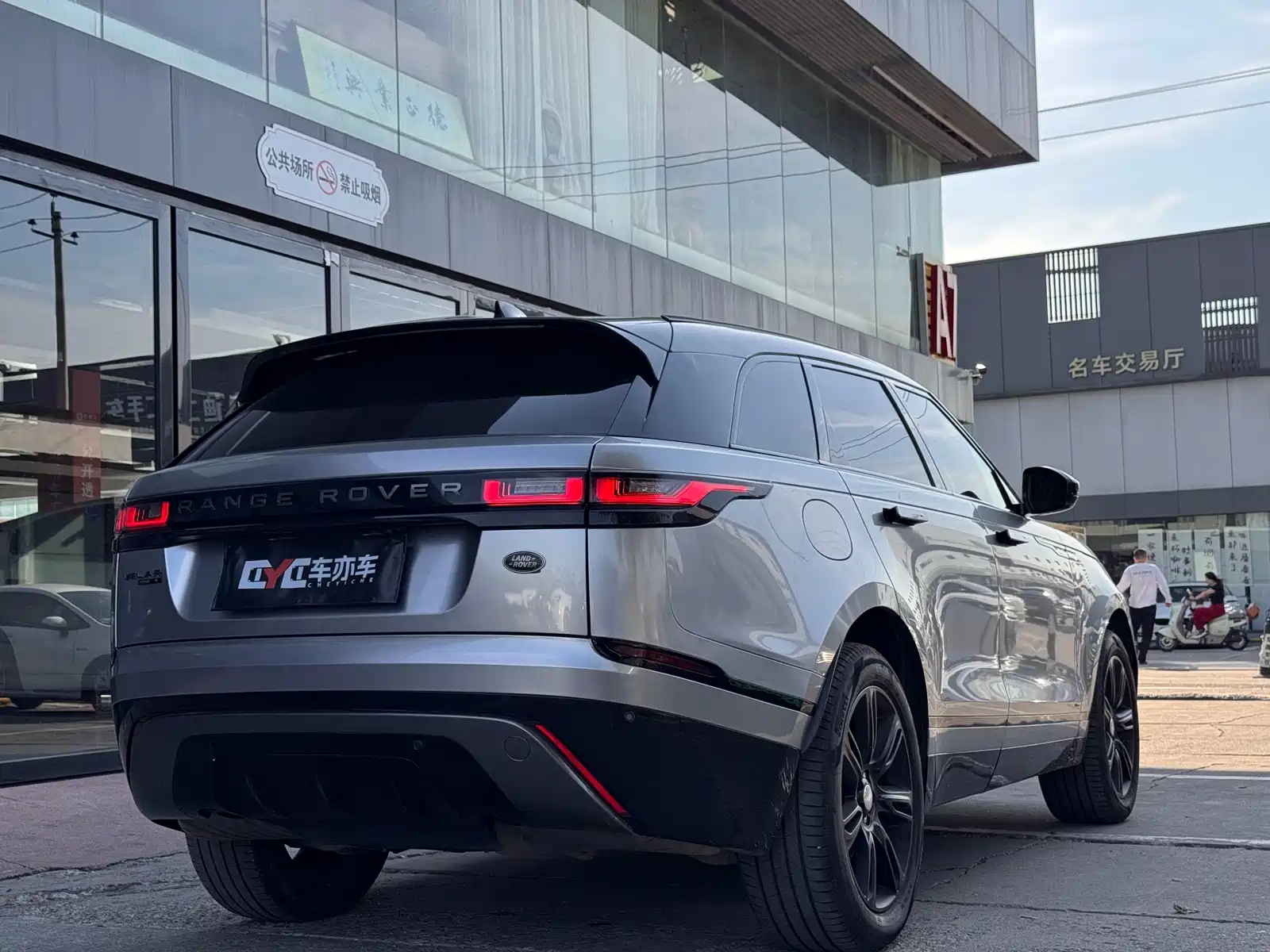 Фото 21 - Land Rover Range Rover Velar