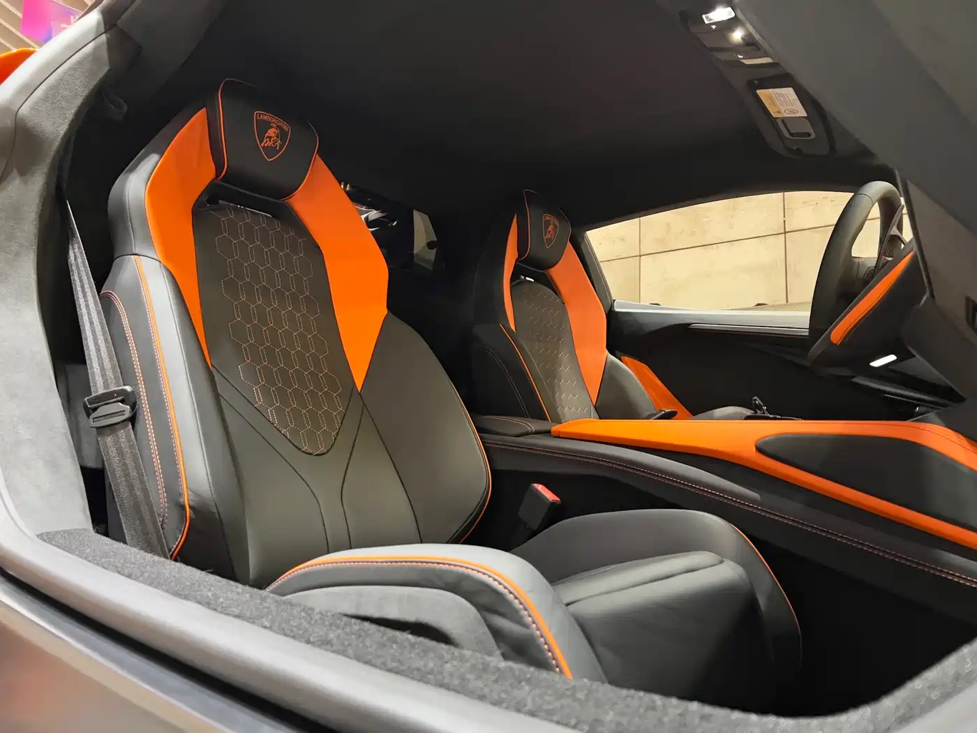 LAMBORGHINI REVUELTO