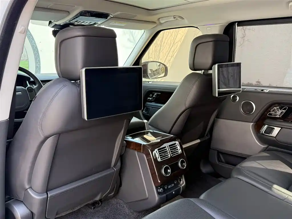 Land Rover Range Rover 2020 3.0 L6 Heritage Extended Edition фото 26