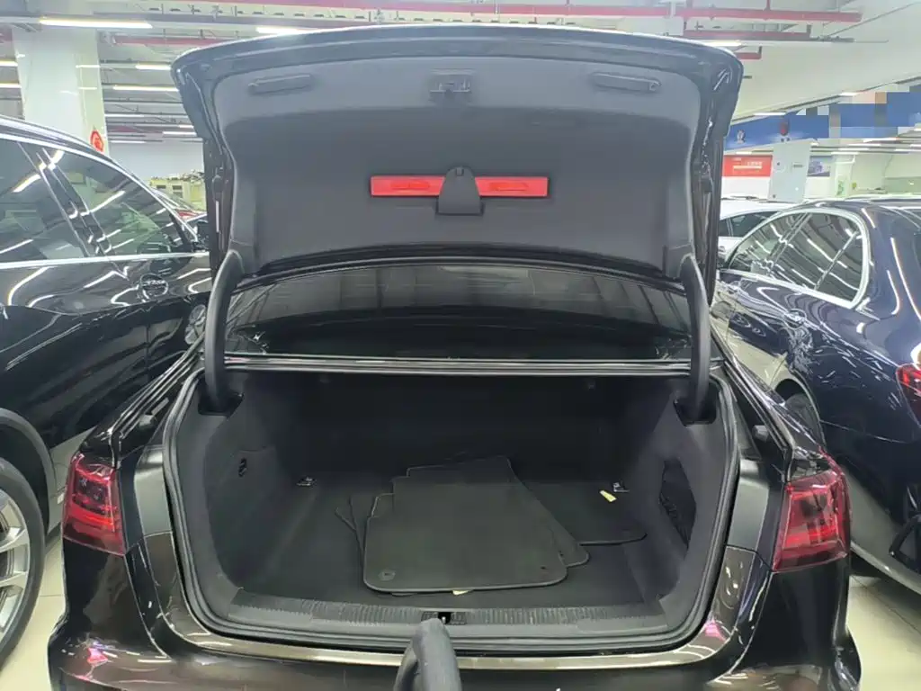 Фото 15 - Audi A6L