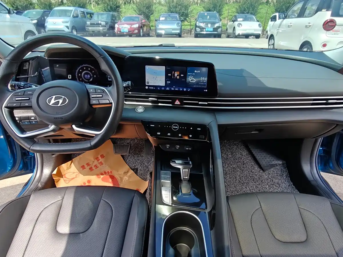 Hyundai Elantra 2021 1.5L CVT LUX Premium Edition фото 12