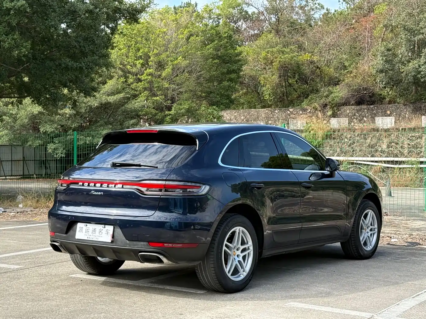 PORSCHE MACAN