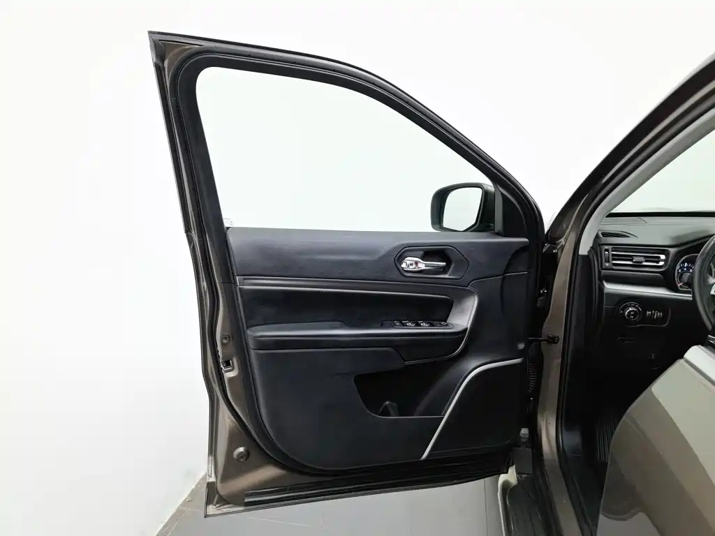 Фото 8 - Jeep Commander