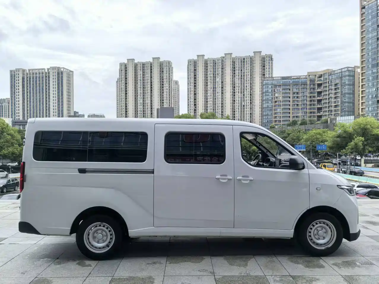 Wuling Motors Wuling Yangguang 2024 2024 300KM Comfort Bus Version 75kW