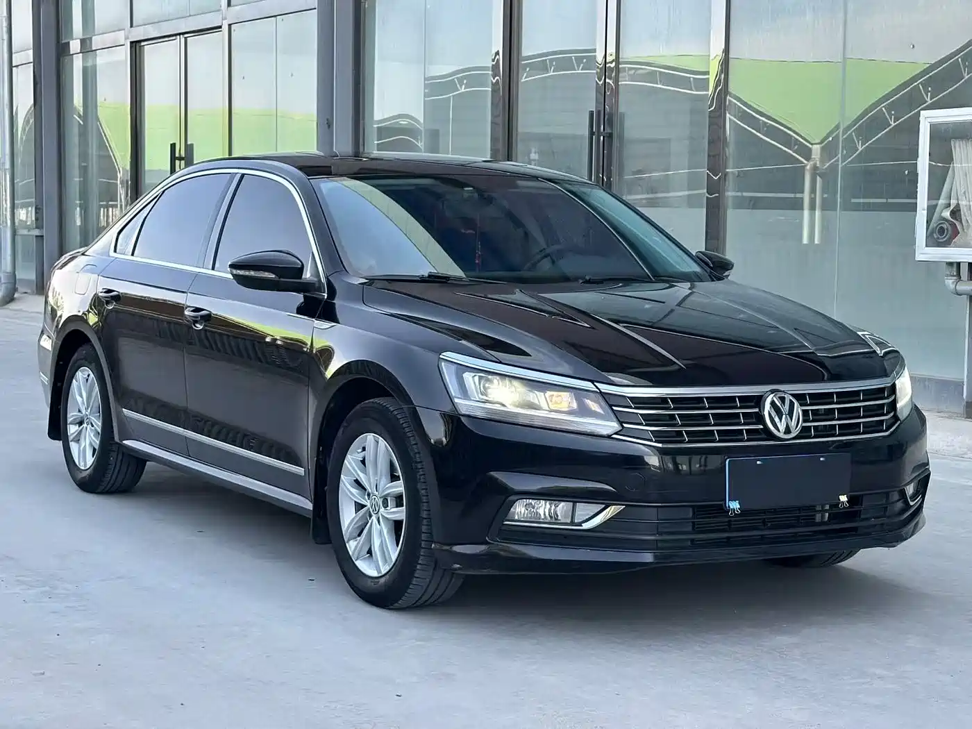 Volkswagen Passat 2016 330TSI DSG Honor Edition фото 3