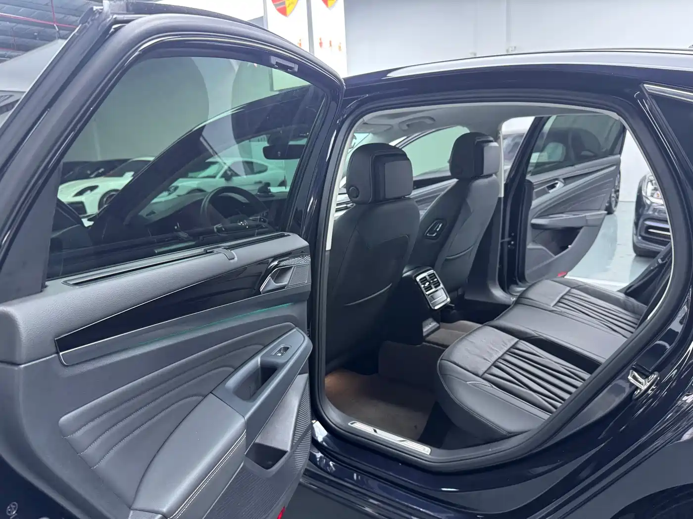 Volkswagen Passat 2023 380TSI Luxury Edition фото 10