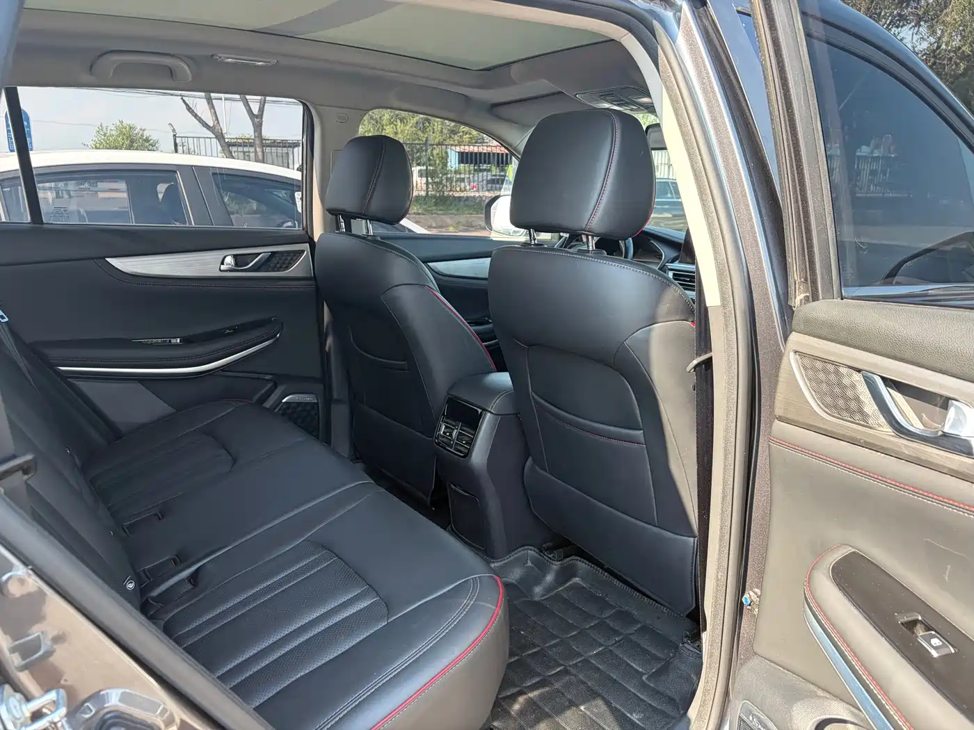 Photo 5 - Changan CS75