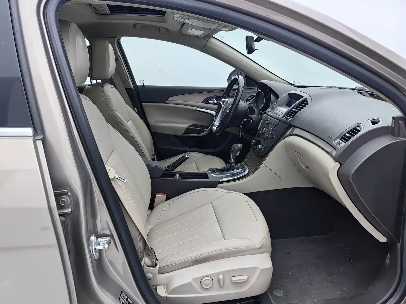 Photo 10 - Buick Regal