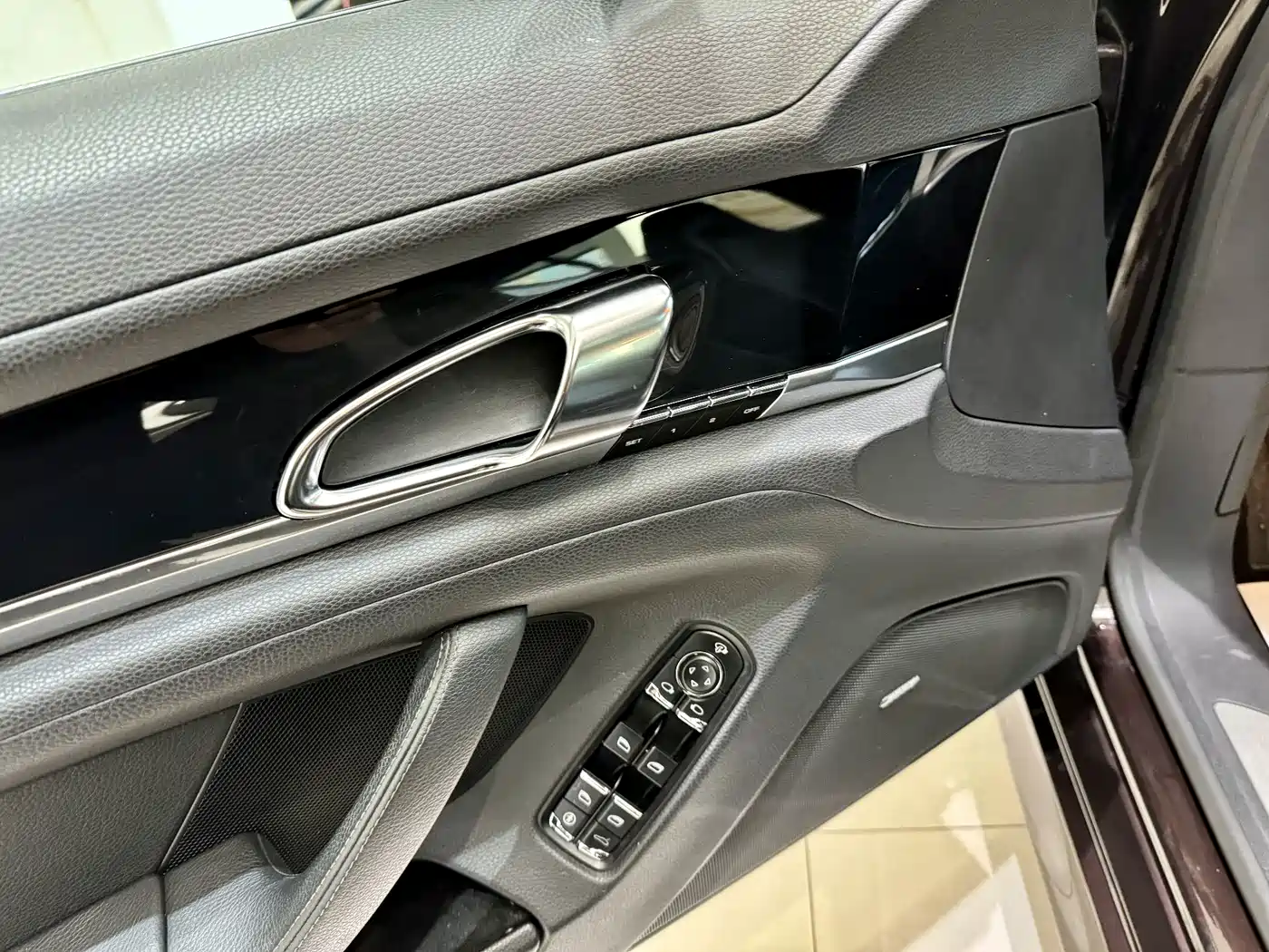 Porsche Panamera 2010 Panamera 4 3.6L фото 10