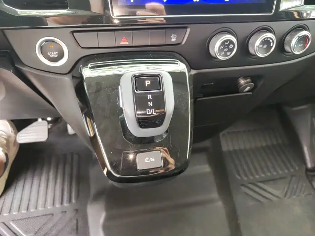 Jiangling JMC Fushun 2025 2025 Model 2.0T 8AT Diesel Medium Wheelbase Medium-High Roof Commercial Van 2/3 Seats