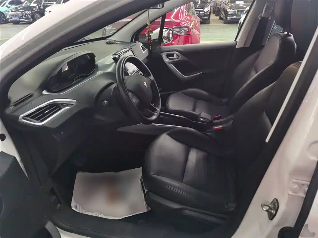 Peugeot 2008 2014 1.6L Automatic Trend Edition фото 15