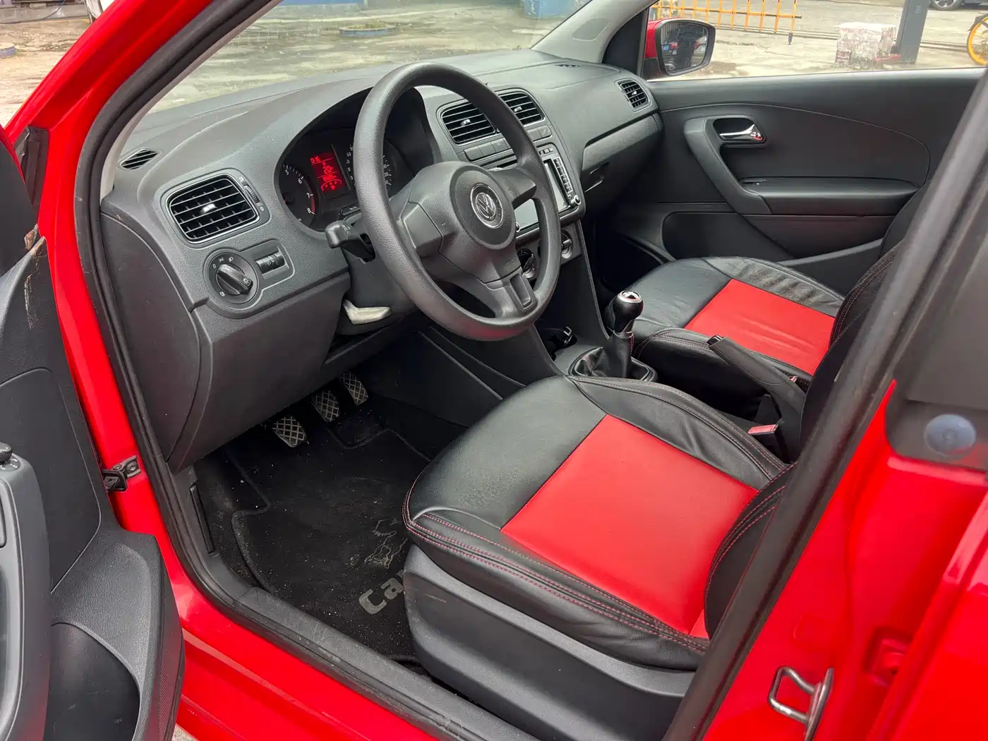 Volkswagen Polo 2013 1.4L Manual Trend Edition фото 17