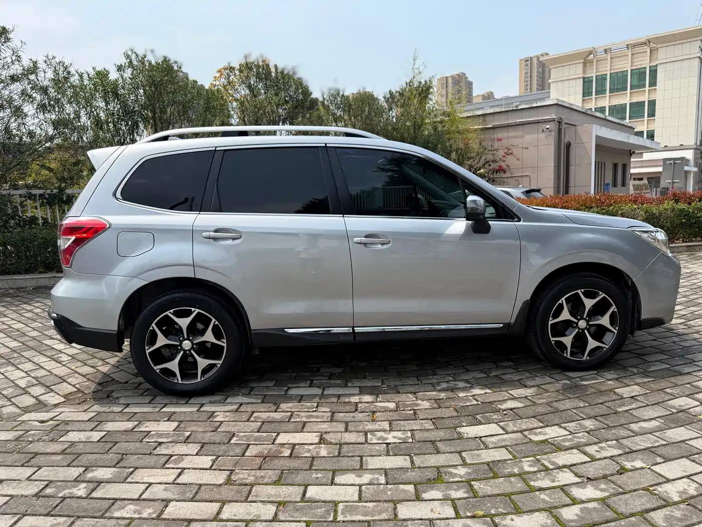 Subaru Forester 2015 2.0i Special Commemorative Edition фото 13