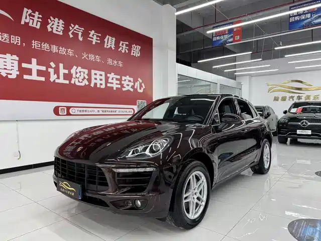 PORSCHE MACAN