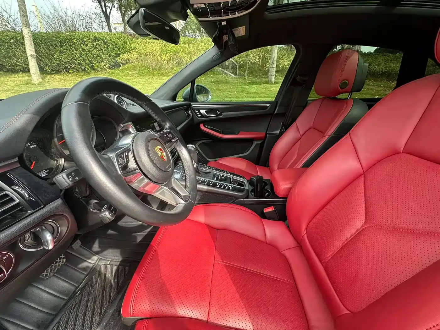PORSCHE MACAN