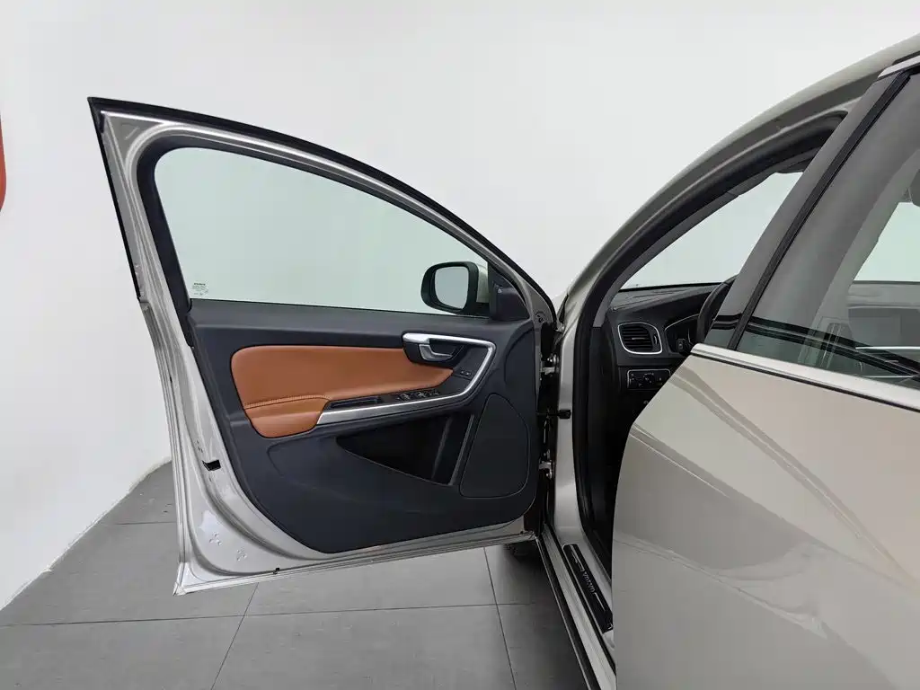 Фото 8 - Volvo S60