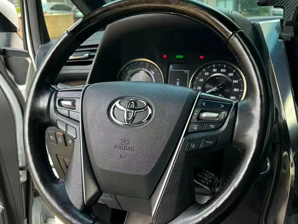 Фото 15 - Toyota Vellfire