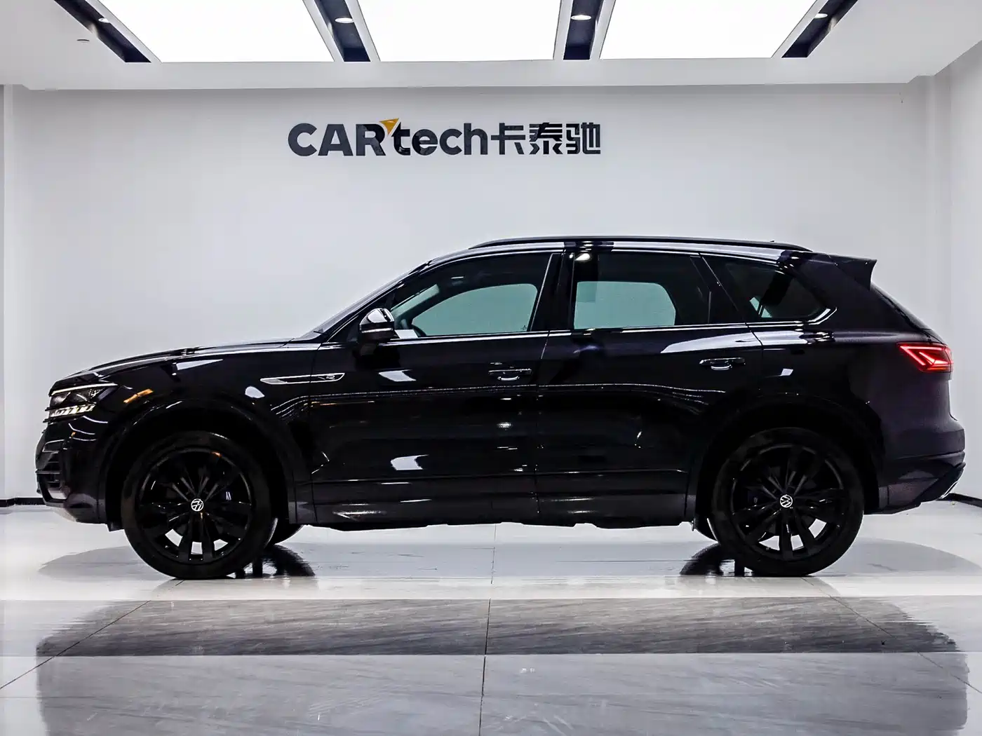 Volkswagen Touareg 2021 3.0TSI Sharp Edition with Gloss Black Sports Package фото 9