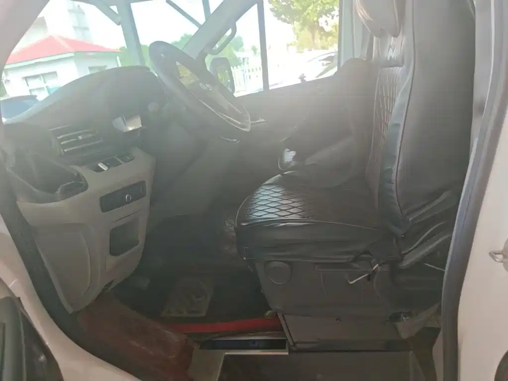 SAIC Maxus Xintu V70 2024 2023 Model 2.0T Elite Manual Short Wheelbase Low Roof 5/6 Seats (125Ps)