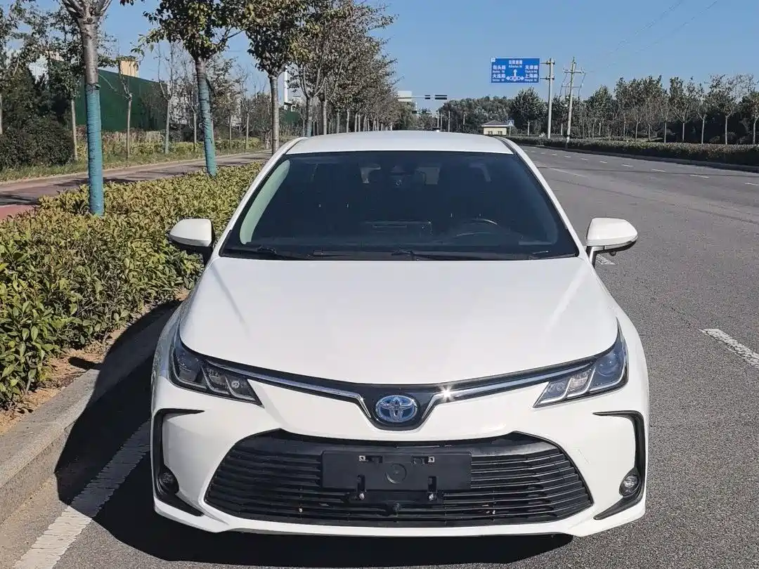 Фото 2 - Toyota Corolla