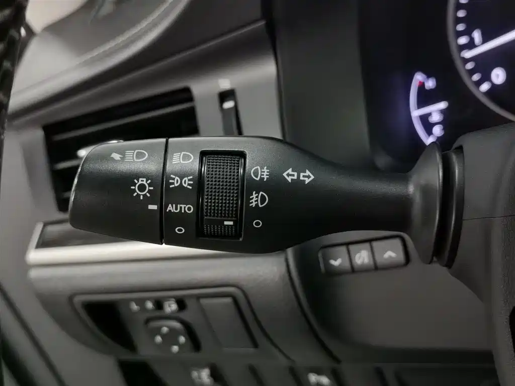 Фото 21 - Lexus ES