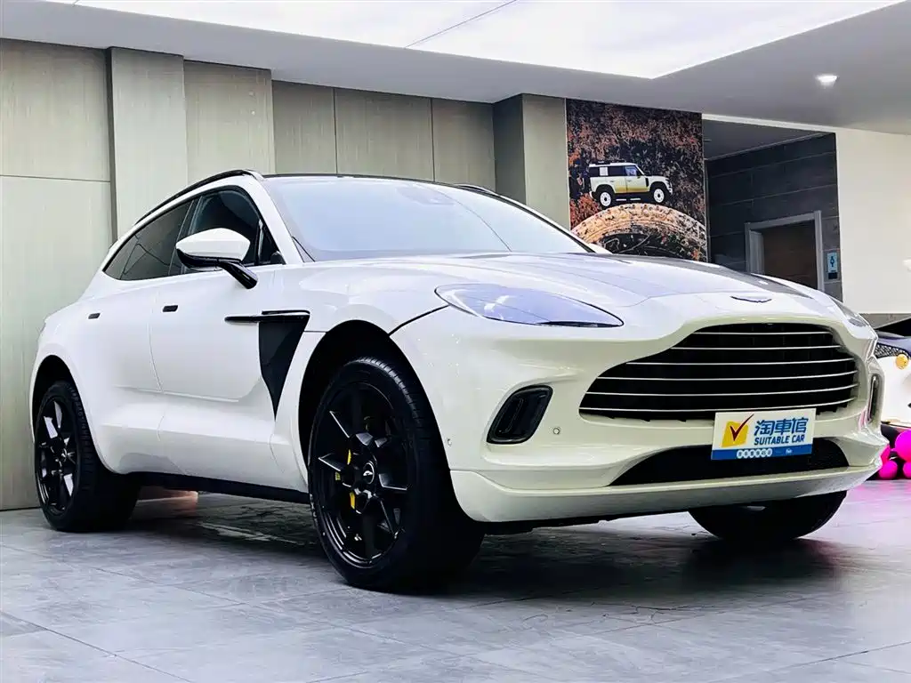 ASTON MARTIN DBX