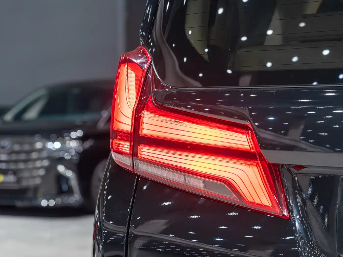 Toyota Alphard 2019 Hybrid 2.5L Luxury фото 13