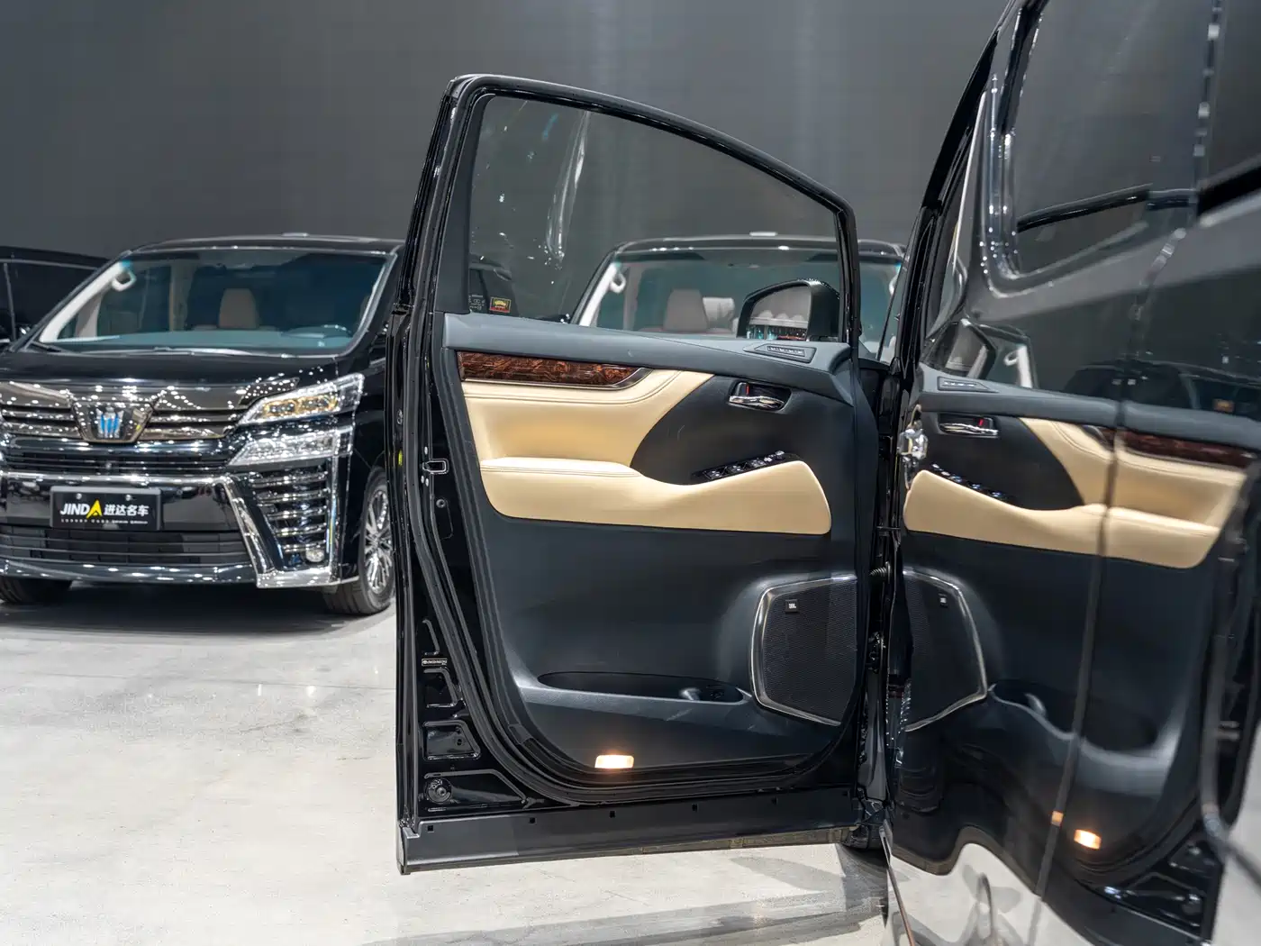 Toyota Alphard 2019 Hybrid 2.5L Luxury фото 14