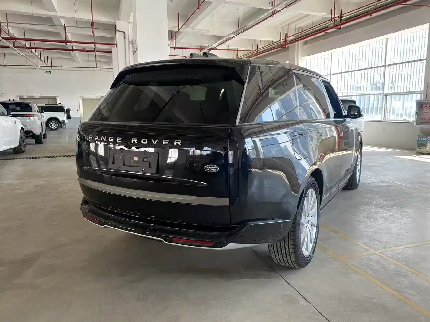 Land Rover Range Rover 2026 Model 3.0 L6 400PS SE Long Wheelbase Version фото 3