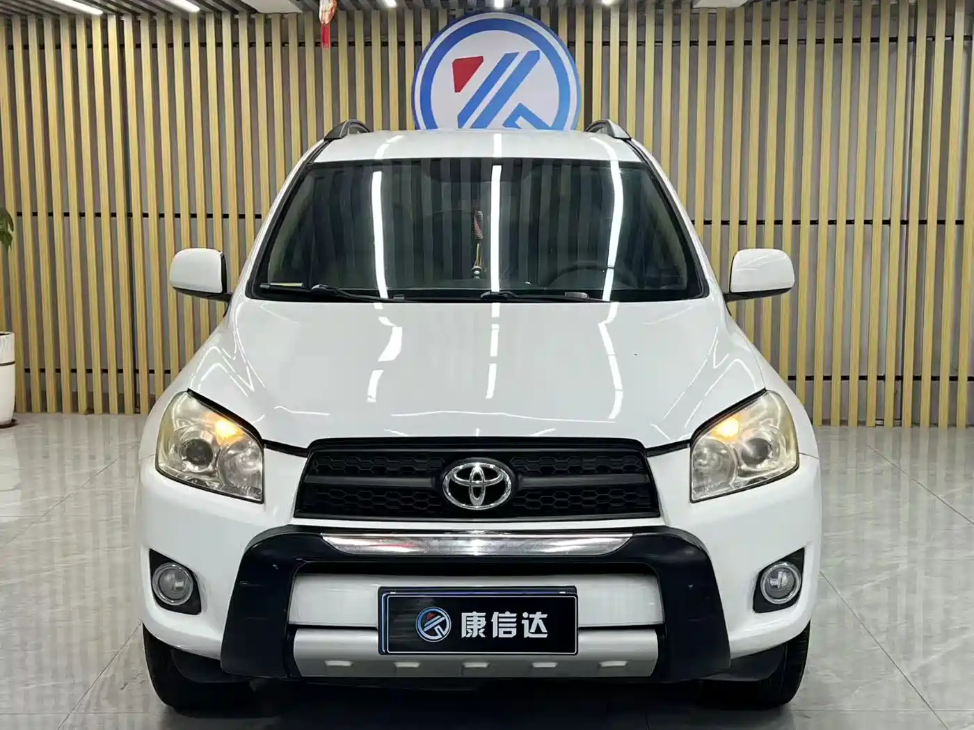 Toyota RAV4 Rongfang 2011 2.0L Automatic Classic Edition фото 2
