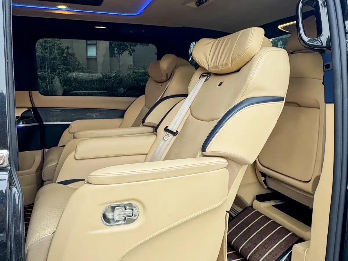 Mercedes-Benz V-Class 2018 V 260 L Premium Long Wheelbase Edition China VI фото 29