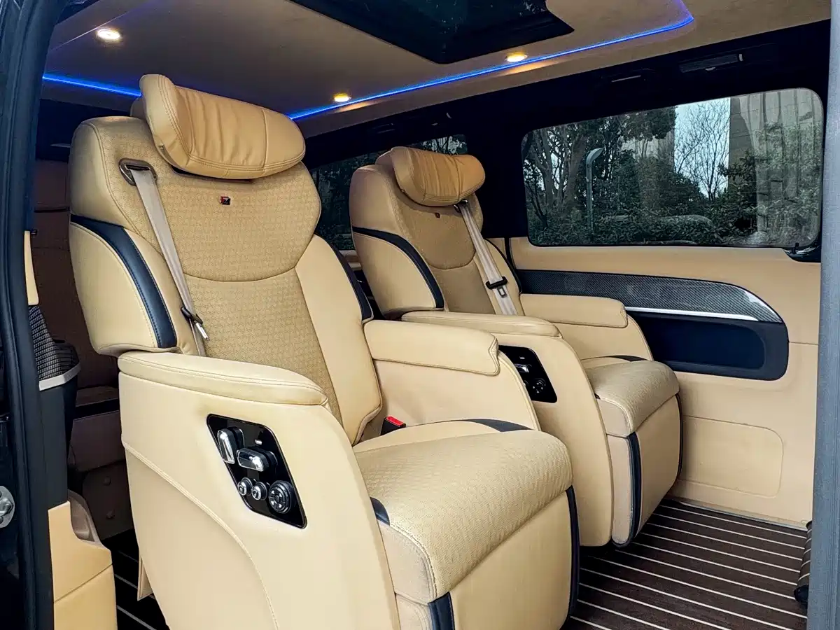 Mercedes-Benz V-Class 2018 V 260 L Premium Long Wheelbase Edition China VI фото 19