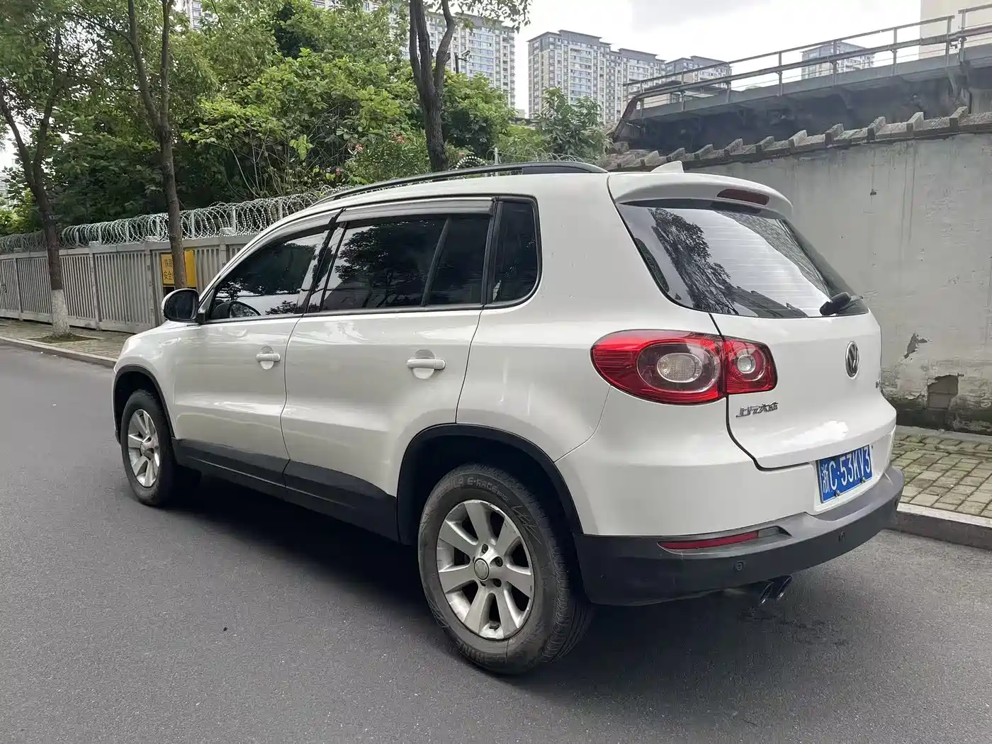Volkswagen Tiguan 2010 1.8TSI Automatic 2WD Urban фото 3