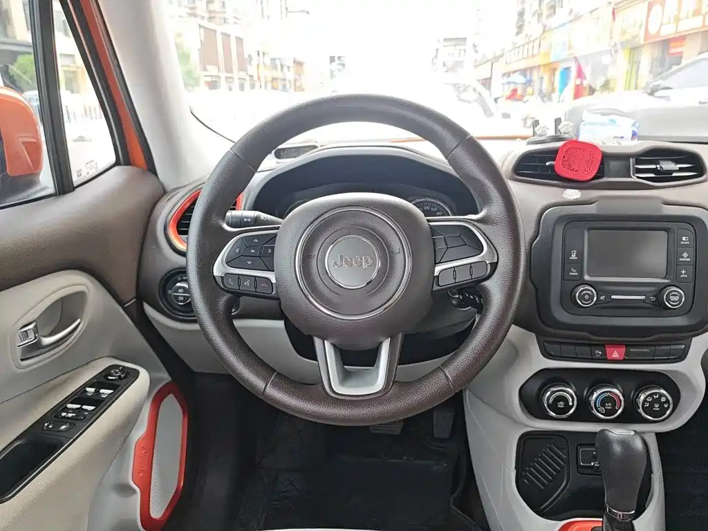 Photo 6 - Jeep Renegade