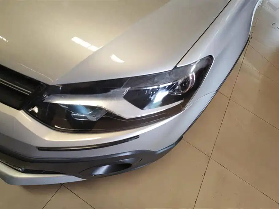 Volkswagen Polo 2012 1.6L Cross Polo AT фото 5