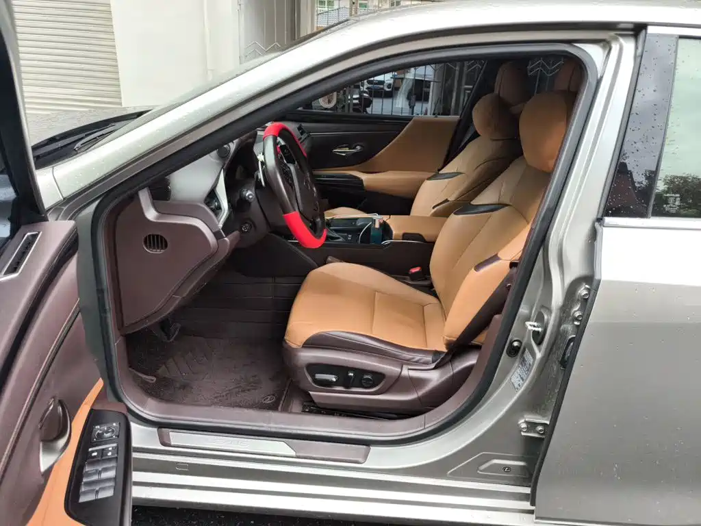 Фото 8 - Lexus ES