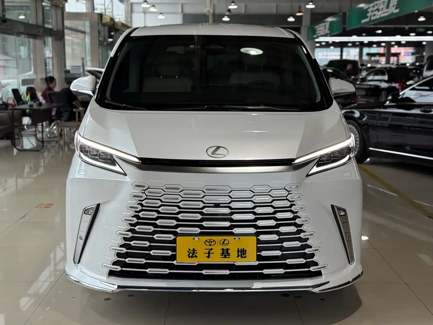 Фото 2 - Lexus LM