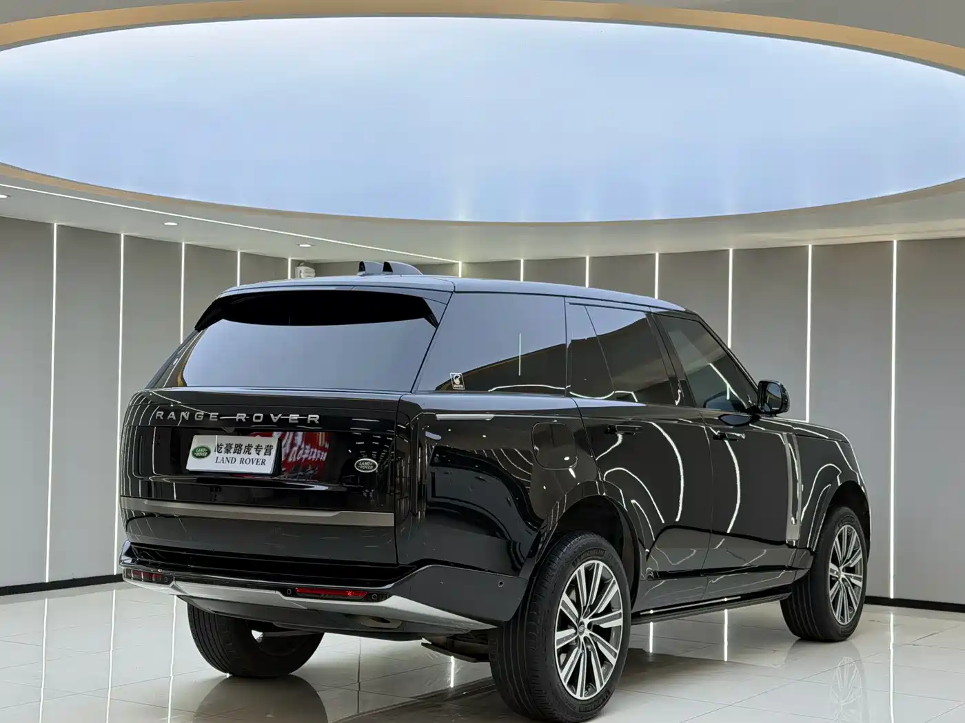 Land Rover Range Rover 2023 3.0 L6 360PS Golden Age Edition фото 9