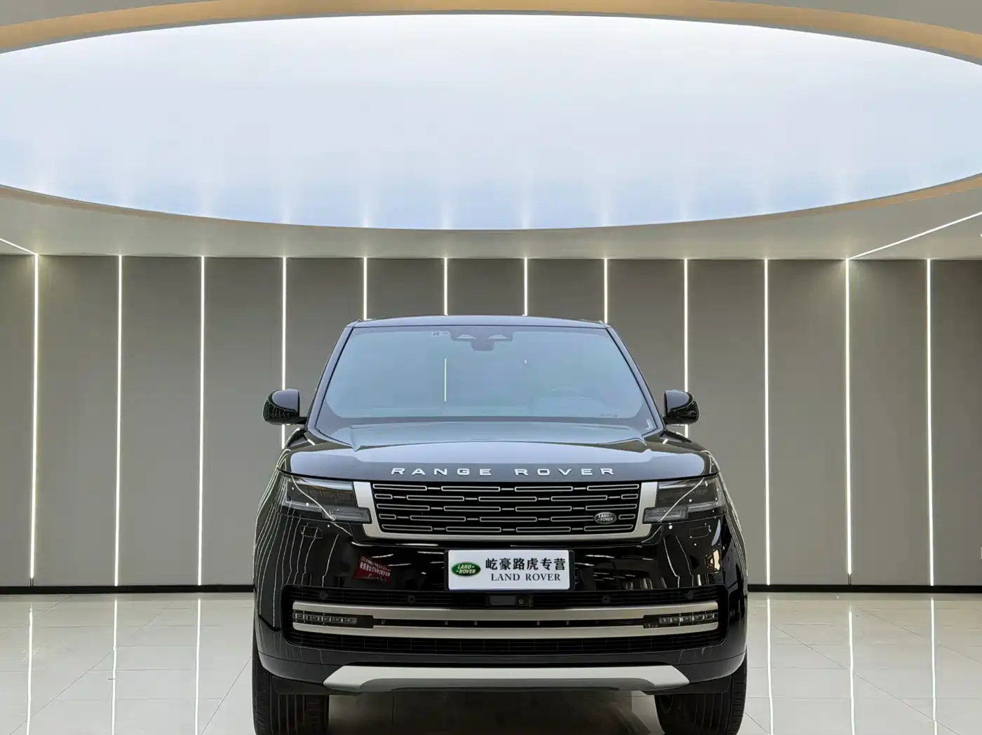 Land Rover Range Rover 2023 3.0 L6 360PS Golden Age Edition фото 2