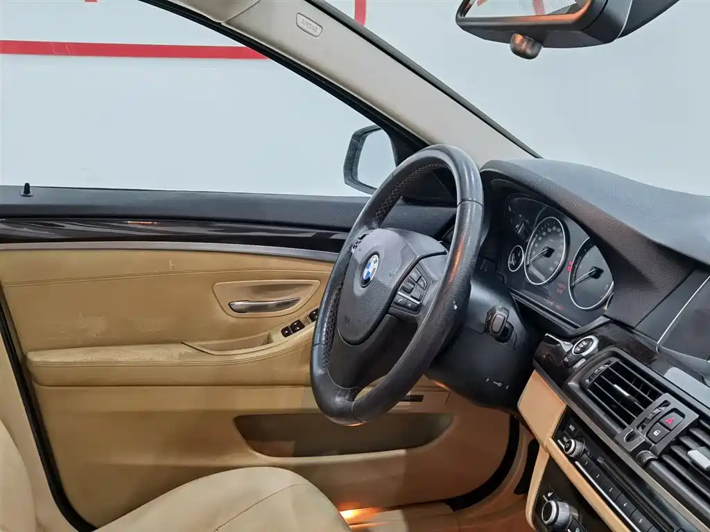 BMW 5 Series 2014 525Li Leading фото 22