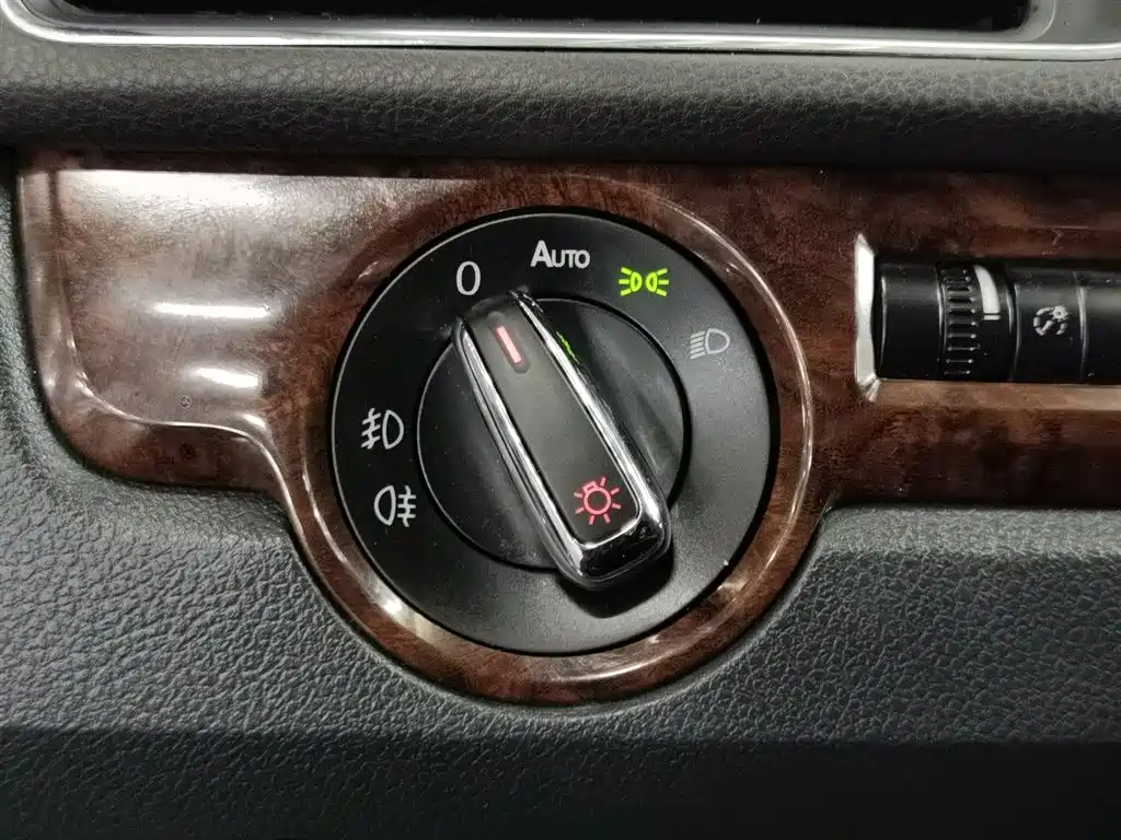 Volkswagen Passat 2011 1.8TSI DSG Royal Edition фото 21