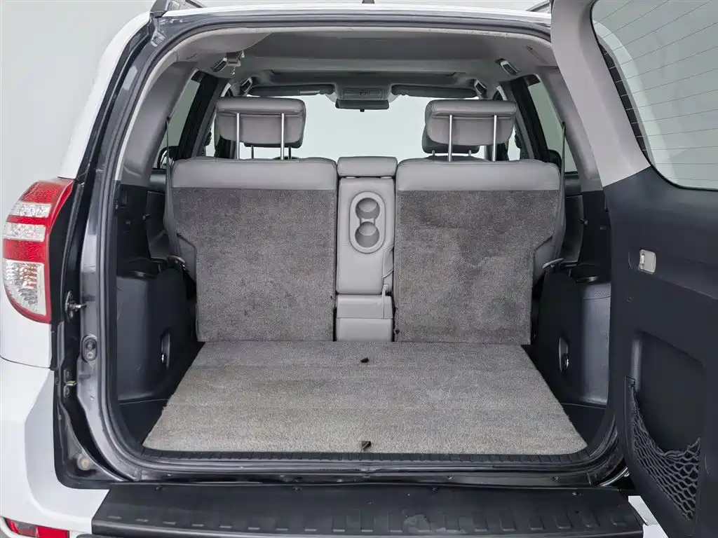 Toyota RAV4 Rongfang 2010 2.0L Automatic Luxury Upgrade Edition фото 16