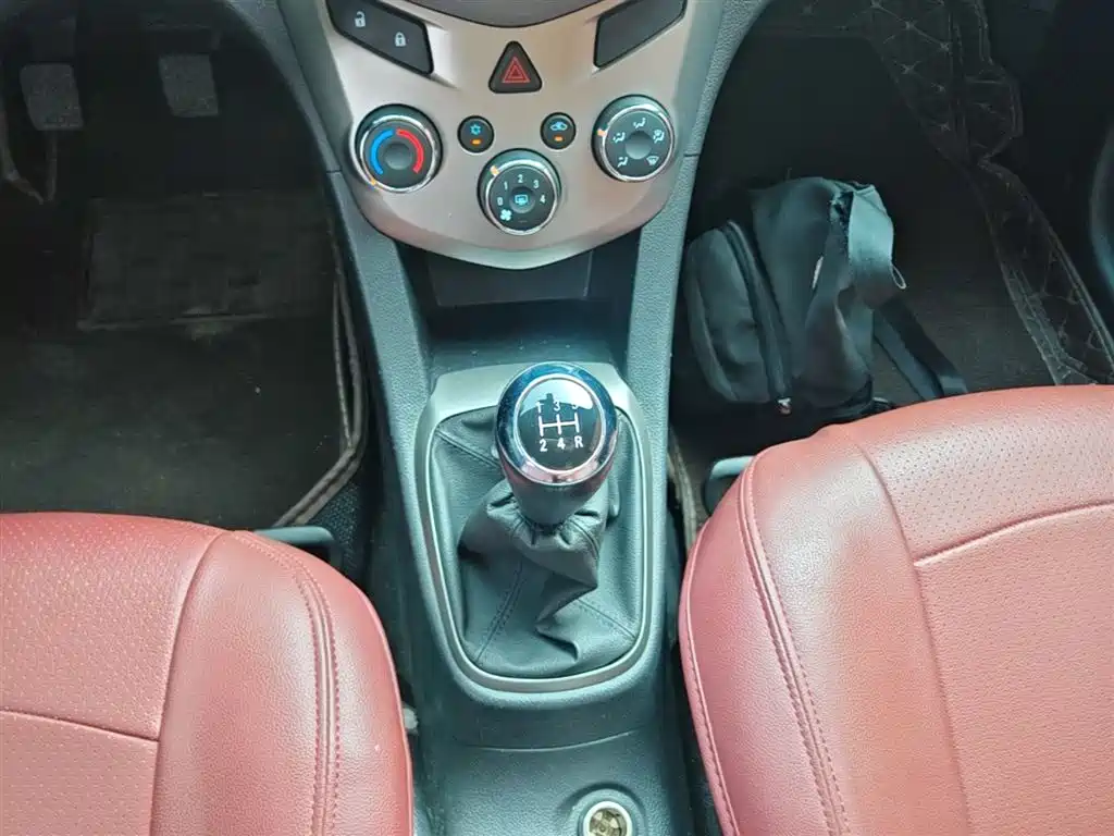 Chevrolet Aveo 2014 Hatchback 1.4SL MT Comfort Edition фото 14