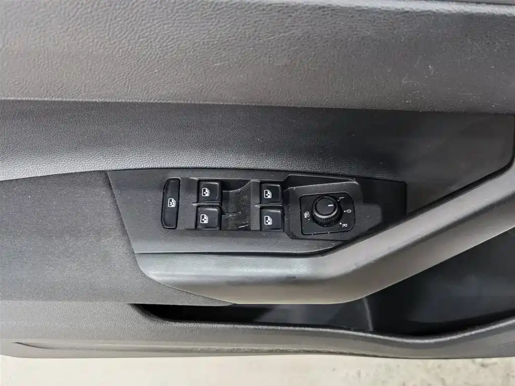 Volkswagen Polo 2019 Plus 1.5L Automatic Panorama Enjoyment Edition фото 9