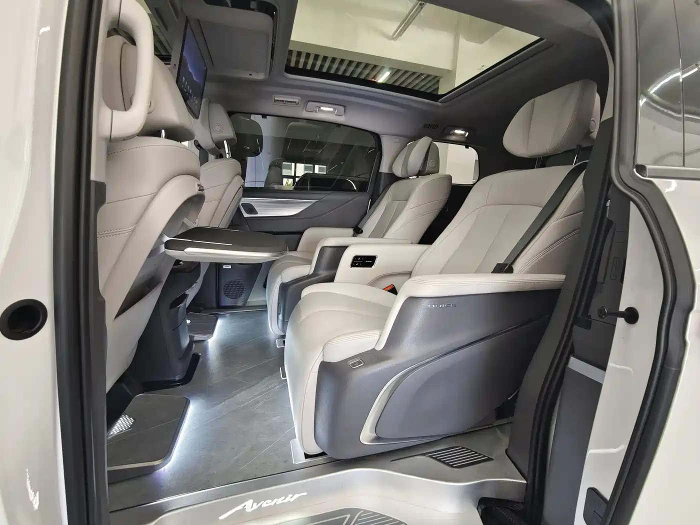 Buick GL8 2025 Land Honor Premium Edition фото 12
