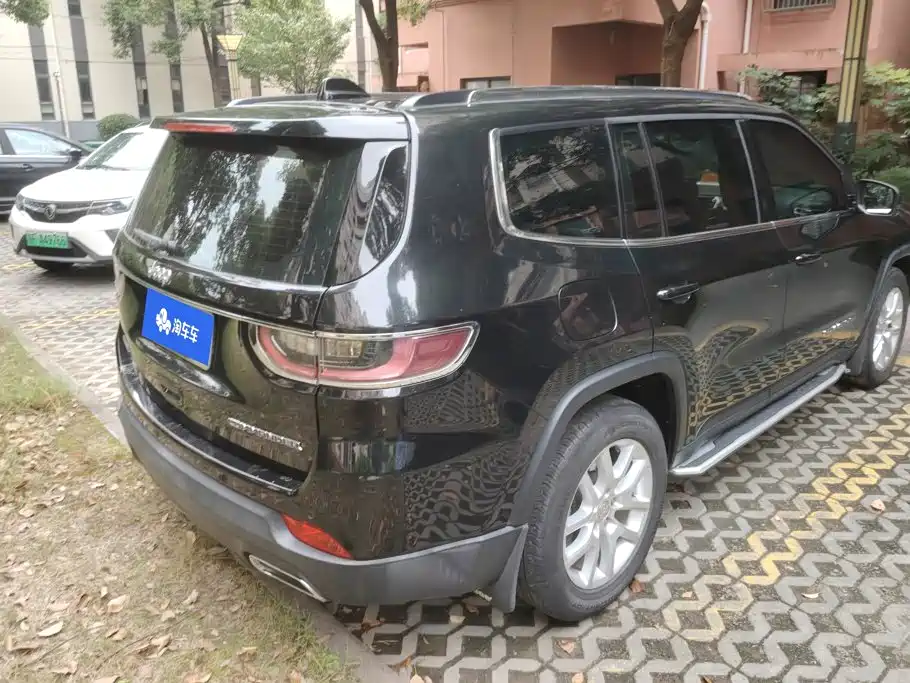 Фото 3 - Jeep Commander