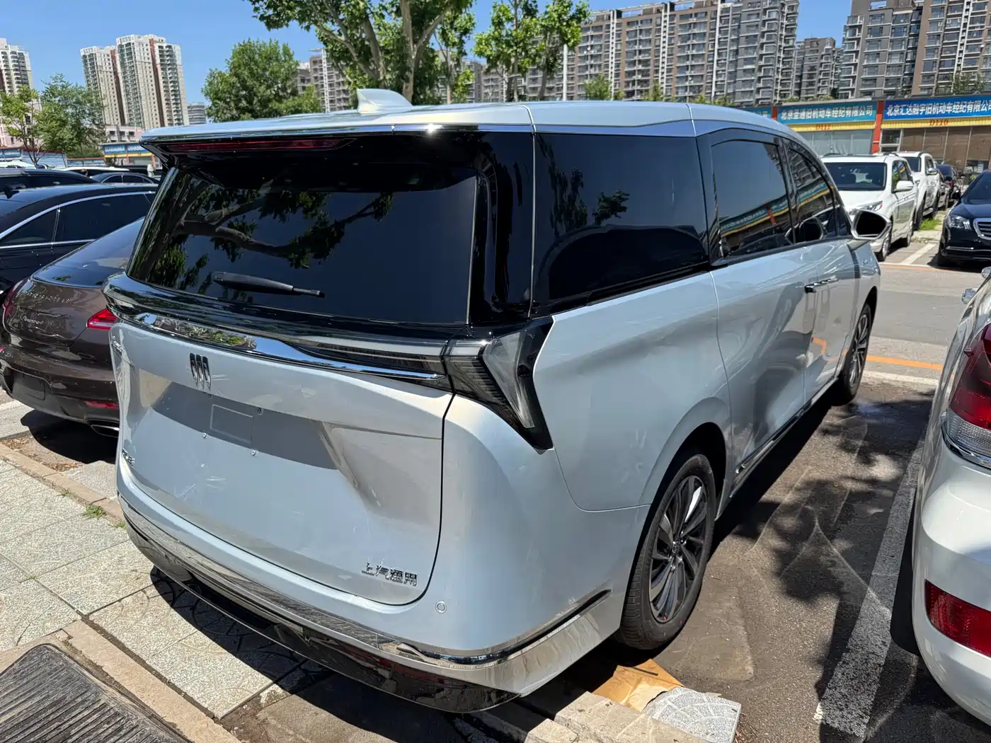 Buick GL8 2026 Luzun Premium Edition фото 4
