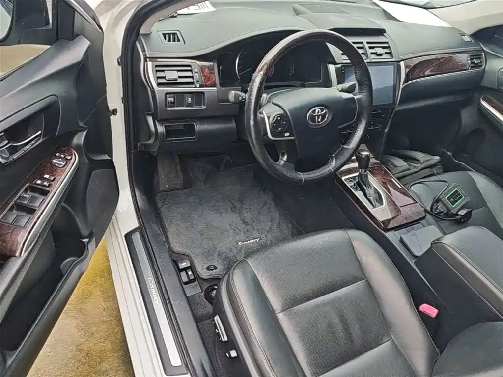 Toyota Camry 2016 2.0G 10th Anniversary Leading Edition фото 16