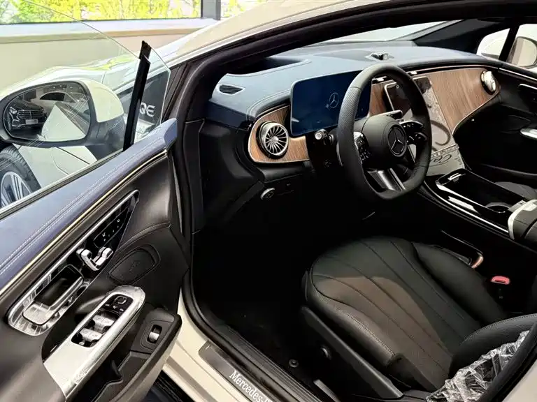 Mercedes-Benz EQE 2025 Model 500 4MATIC Luxury Edition фото 13