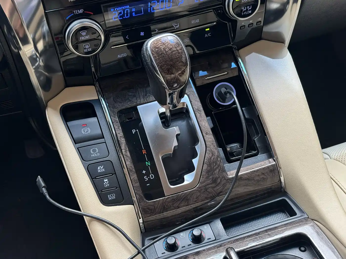 Toyota Alphard 2021 Hybrid 2.5L Ultimate фото 15